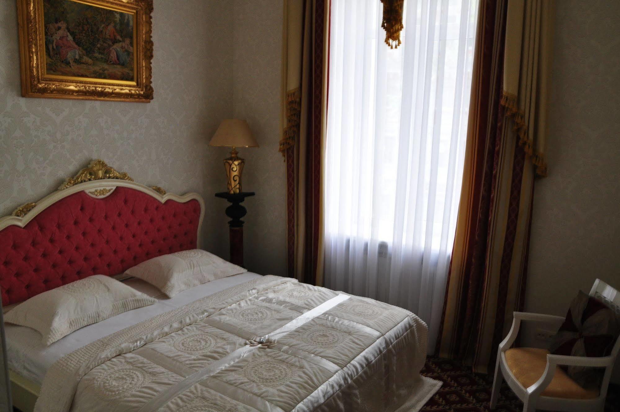 Hotel Queen Valery 3*